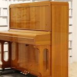中古ピアノ アトラス(ATLAS NA806) 重厚感ある低音　個性的なデザインの大型・木目ピアノ