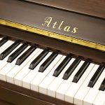 中古ピアノ アトラス(ATLAS SEA121WCP) 花柄象嵌が彩る木目調の国産ピアノ