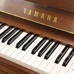 中古ピアノ ヤマハ(YAMAHA YU33W) 初めての1台としてもお勧め　YUシリーズの木目モデル