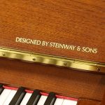 中古ピアノ エセックス(ESSEX EUP123E) スタインウェイの伝統的なデザインを受け継いだ木目ピアノ